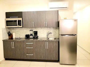 Refrigerador, microondas, parrilla de estufa y lavavajillas