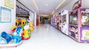 A corridor with arcade machines and children's rides. - Tongren Fanjingshan Shuxiang Mendi Hotel (Jiangkou County) (Jiangkou)