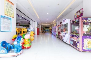 A corridor with arcade machines and children's rides. - Tongren Fanjingshan Shuxiang Mendi Hotel (Jiangkou County) (Jiangkou)