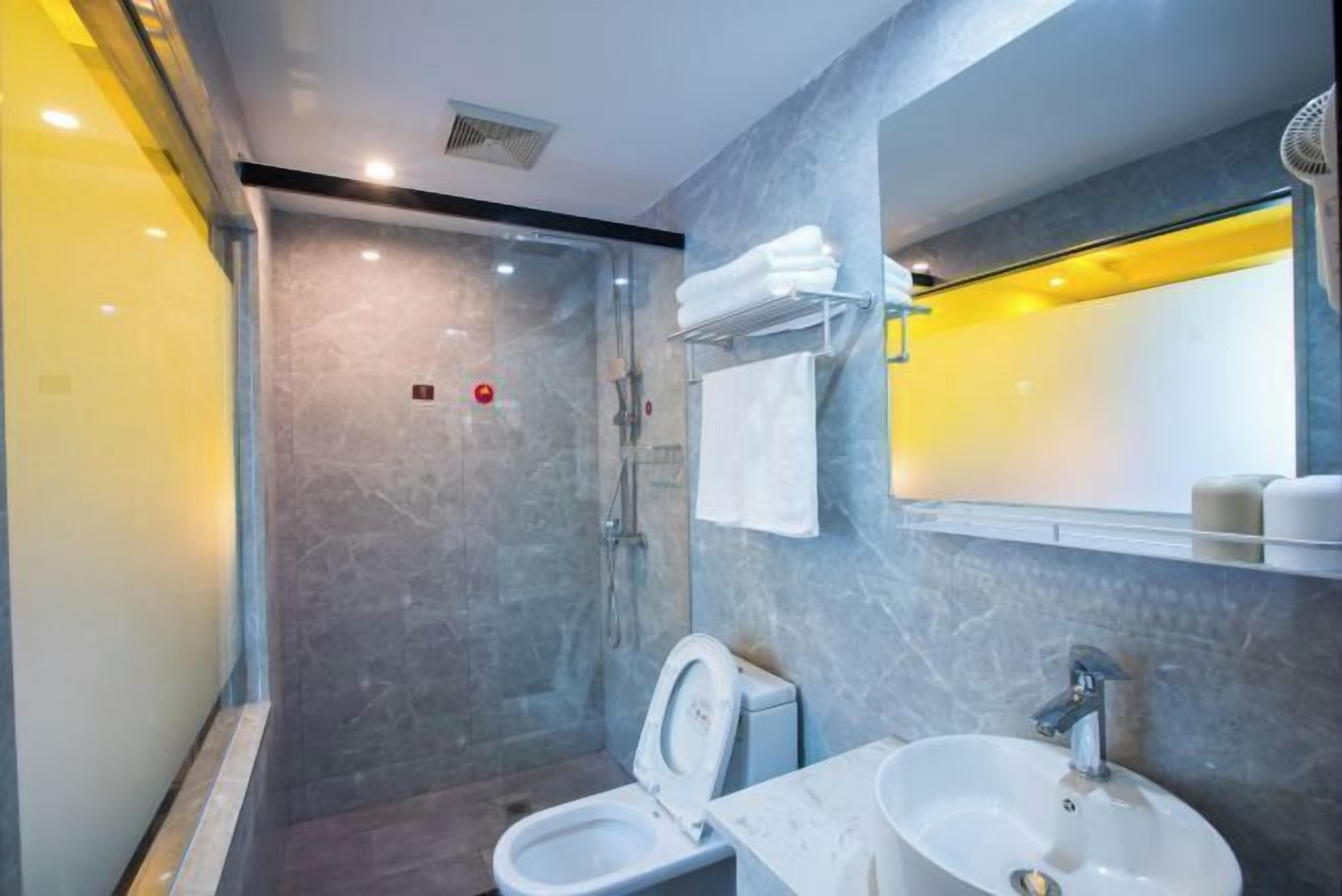 Ein modernes Badezimmer mit einer Duschkabine, einer Toilette und einem Waschbecken.