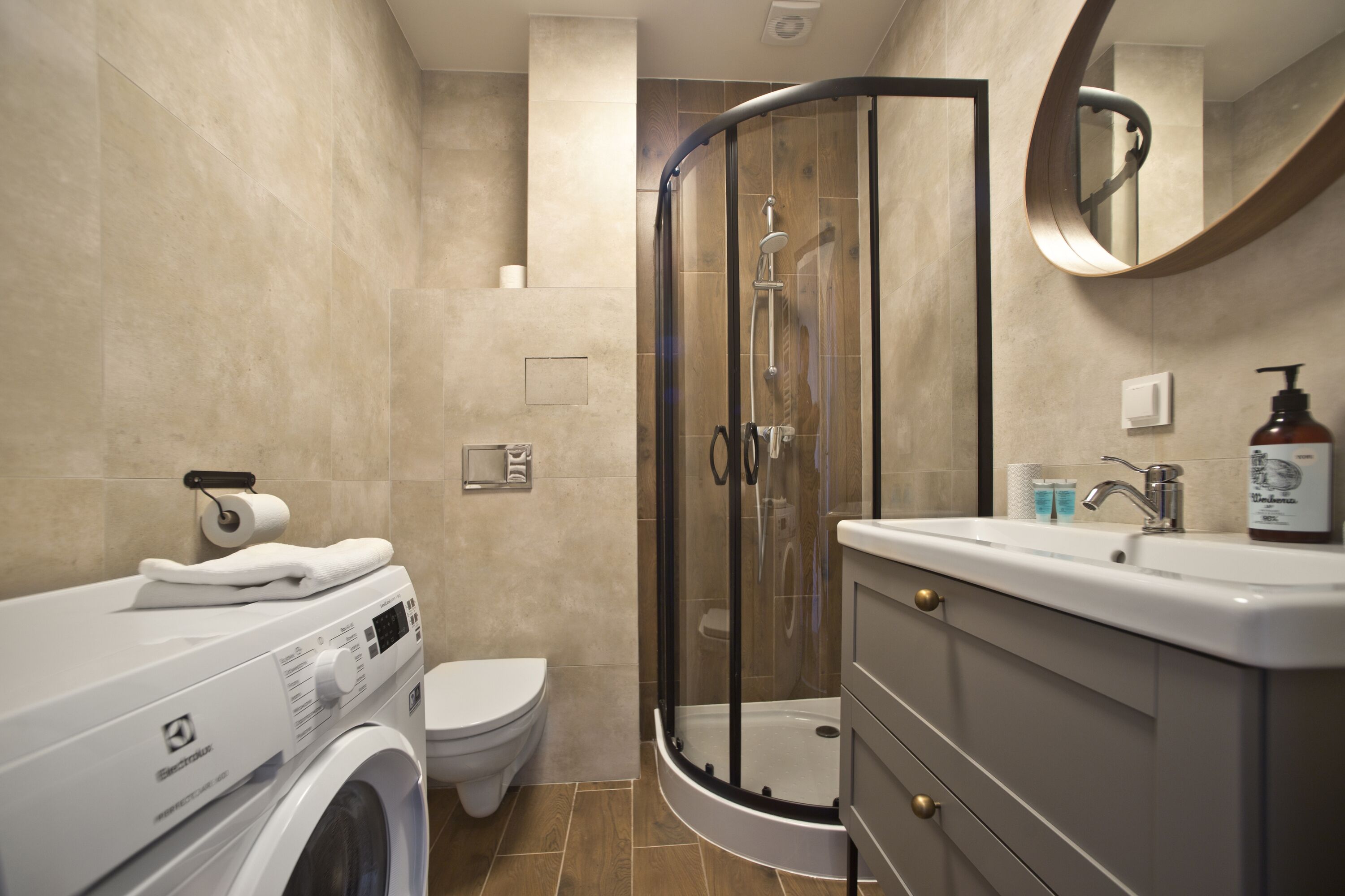 ビジネス アパートメント | バスルーム | シャワー、タオル、石鹸、トイレットペーパー