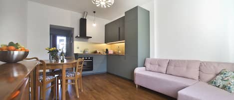 Business Apartment | Living room | 40-inch LED TV with cable channels, TV