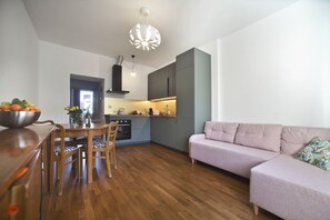 Business Apartment | Living room | 40-inch LED TV with cable channels, TV - P&O Apartments Gdańska (Warsaw)