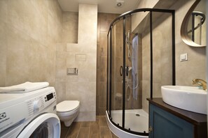 Comfort Apartment | Bathroom | Shower, towels, soap, toilet paper - P&O Apartments Gdańska (Warsaw)