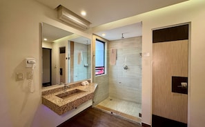 Habitación estándar | Baño | Regadera y toallas