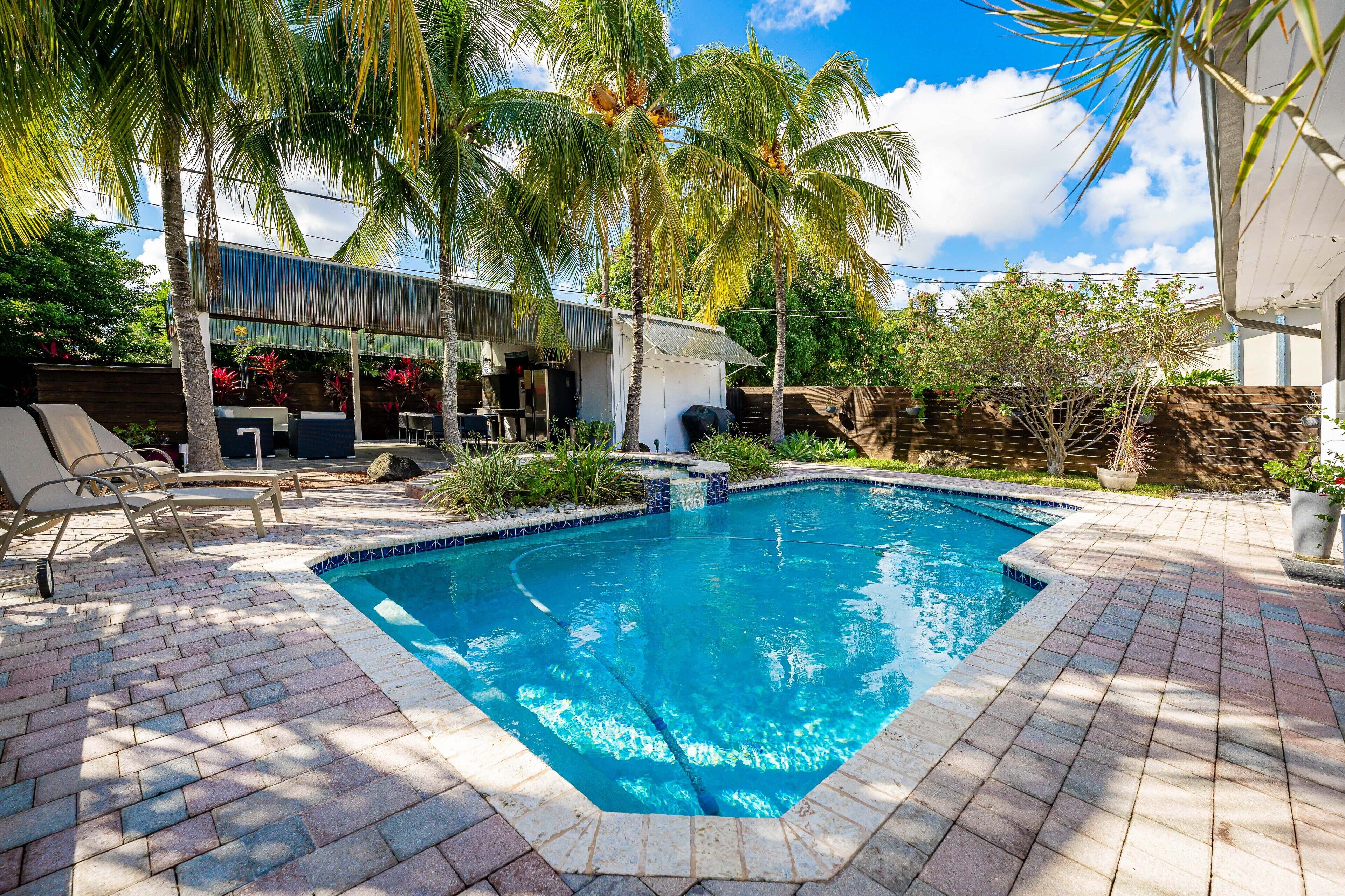 Welcome to Paradise POOL Home in Brickell 5 min to the beach.