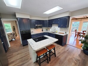 Fridge, microwave, oven, stovetop - Peaceful retreat, just 10 minutes outside of town (LAWRENCE)