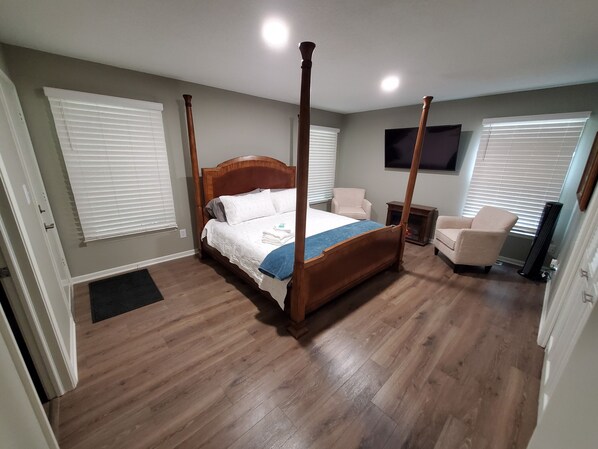 4 bedrooms, desk, iron/ironing board, travel cot