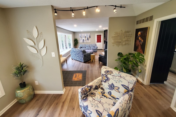 Smart-TV, Videospiele, TischfuĂball, Tischtennisplatte