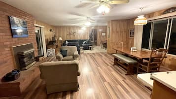 Smart-tv, eldstad, dvd-spelare och böcker