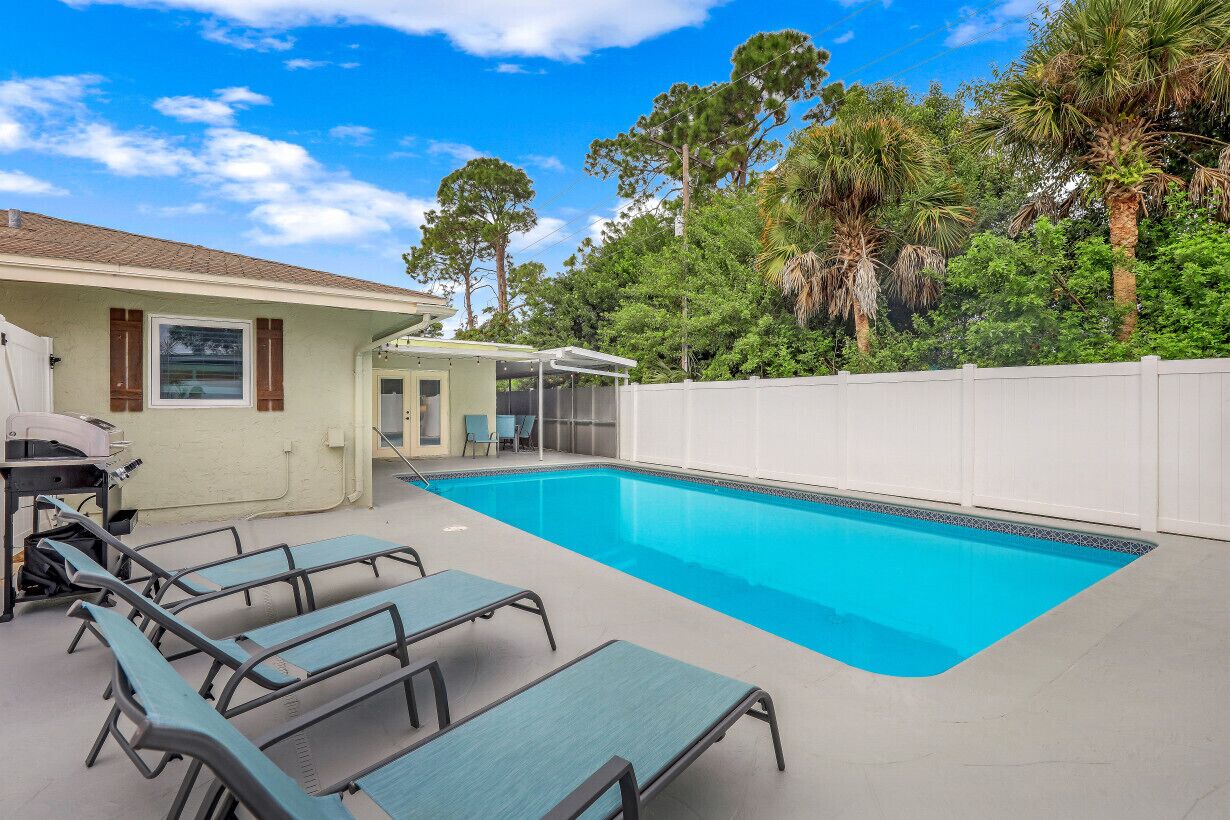 Poinciana Oasis - Cozy beach home w/ private heated pool