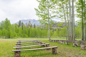 Property grounds - Mtn. Lodge - Sleeps 42 - Hot Tubs + Mountain Views (Durango)