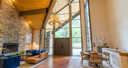 Mtn. Lodge - Sleeps 46 - Hot Tubs + Mountain Views