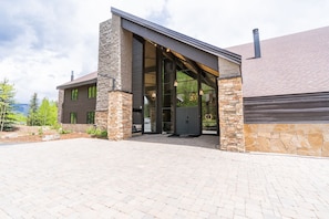 Exterior - Mtn. Lodge - Sleeps 42 - Hot Tubs + Mountain Views (Durango)