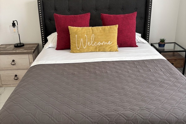 Bedroom 1 - Queen Bed