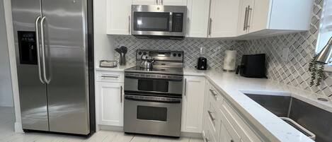 Réfrigérateur, micro-ondes, four, plaque de cuisson