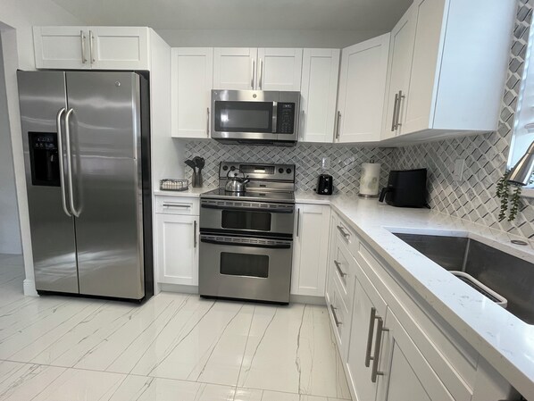 Kühlschrank, Mikrowelle, Ofen, Herdplatte