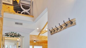 Un interior de madera con un banco, una lámpara de pared y un espejo.