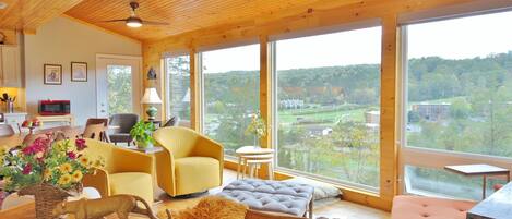 Smart-tv, een open haard, tafelvoetbal en boeken