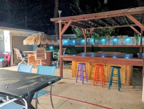 Outdoor dining - Palm Tree Paradise, 3 bed 3 baths, family & pets welcome few miles to Beaches (Largo)