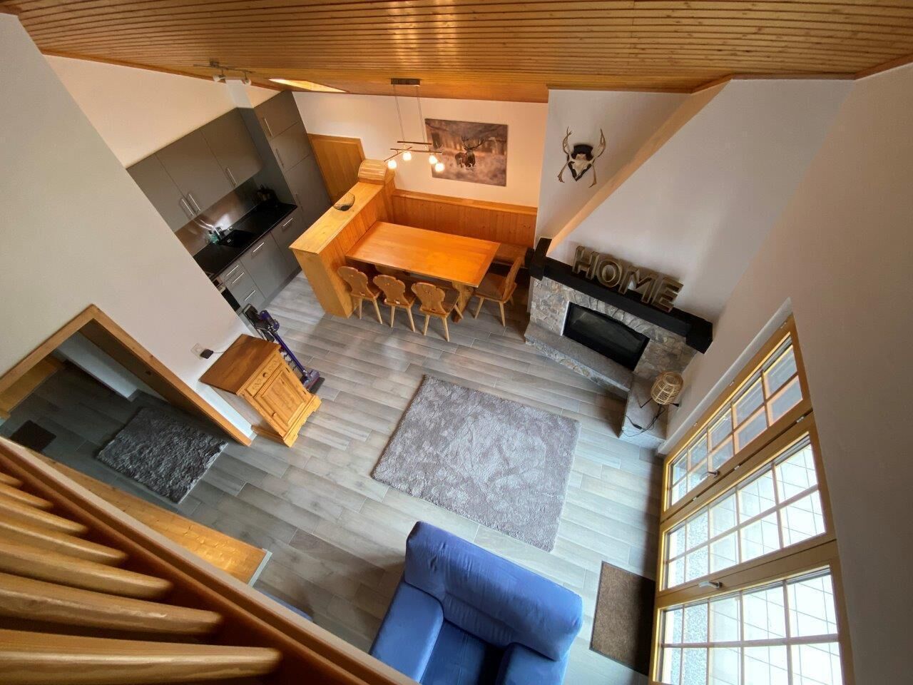 Un intérieur moderne comprenant un coin repas, une cuisine et un espace salon.