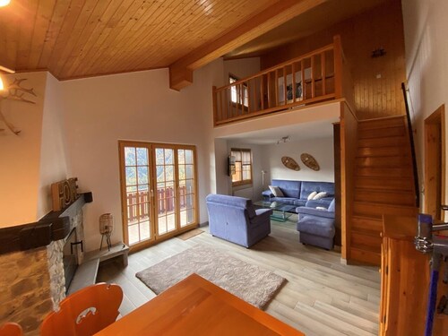 Aussen : kürzlich renovierte Wohnung im Dachgeschoss, 4. Stock mit Aufzug, Maisonette, Balkon mit Sü