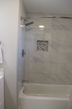 Badewanne, Haartrockner, Handtücher, Seife
