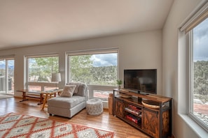 TV, table tennis, offices - Beautiful Home with Breathtaking Views! (Nathrop)