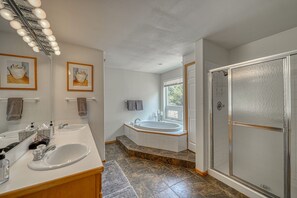 Shower, hair dryer, towels, toilet paper - Beautiful Home with Breathtaking Views! (Nathrop)