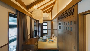 ジャパニーズバルコニーキング ラウンジ利用込 (旧任天堂本社社屋) 禁煙 | セーフティボックス (室内)、防音設備、アイロン / アイロン台、WiFi (無料)