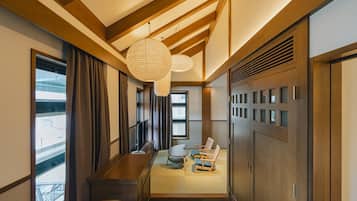 Quarto, para não fumantes, sacada (Free Lounge Access, Japanese, King) | Frigobar (abastecido com itens grátis), cofres nos quartos