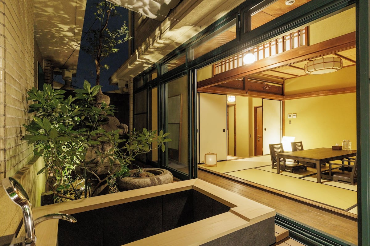 Suite Tradisional, 1 Tempat Tidur King, Bebas Asap Rokok (with Lounge Access former Nintendo HQ) | Kamar mandi | Bathtub dan shower terpisah dan bathtub besar