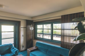 Suíte, para não fumantes (with Lounge Access Tadao Ando) | Área de estar | TV LCD 55 polegadas com canais a cabo, TV, livros