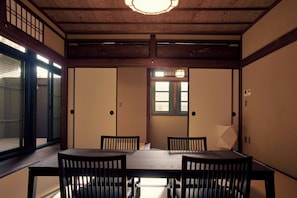 Suíte tradicional, 1 cama King, para não fumantes (with Lounge Access former Nintendo HQ) | 1 quarto, frigobar (abastecido com itens grátis), cofres nos quartos