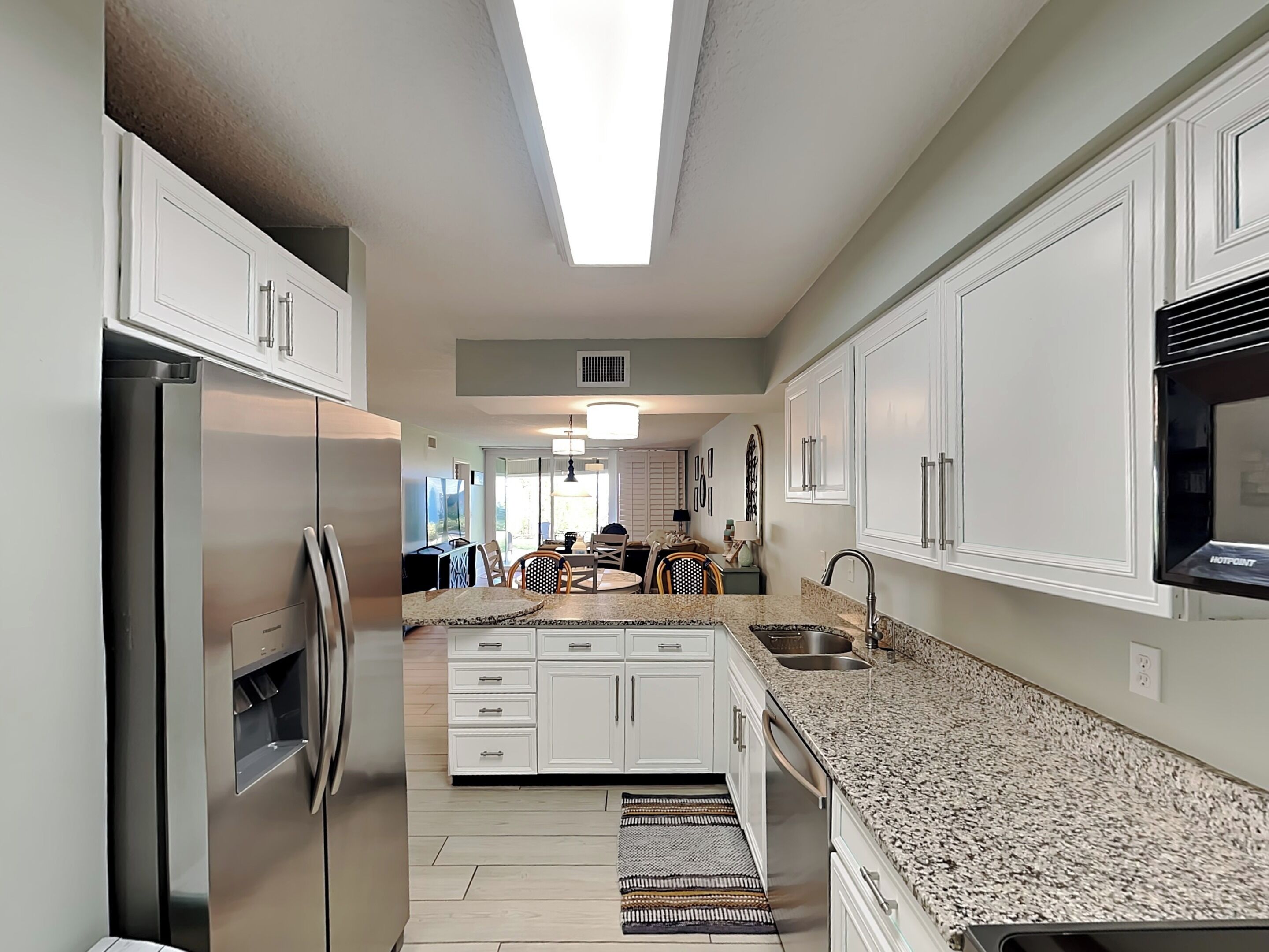 شقة - عدة أسرّة - منظر للحديقة (#103-D - Pets) | مطبخ خاص | ثلاجة، ميكروويف، فرن، موقد طهي مسطح