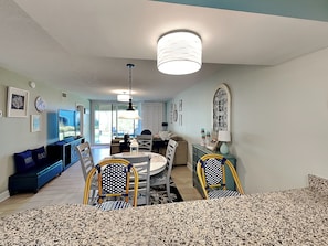 Condo, varias camas, vista al jardín (#103-D - Pets) | Restaurantes
