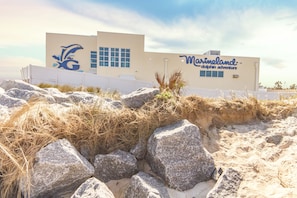 Un edificio con un logotipo de delfín y el texto 'Merrimontland: aventura de delfines'.