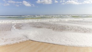 位於海灘上