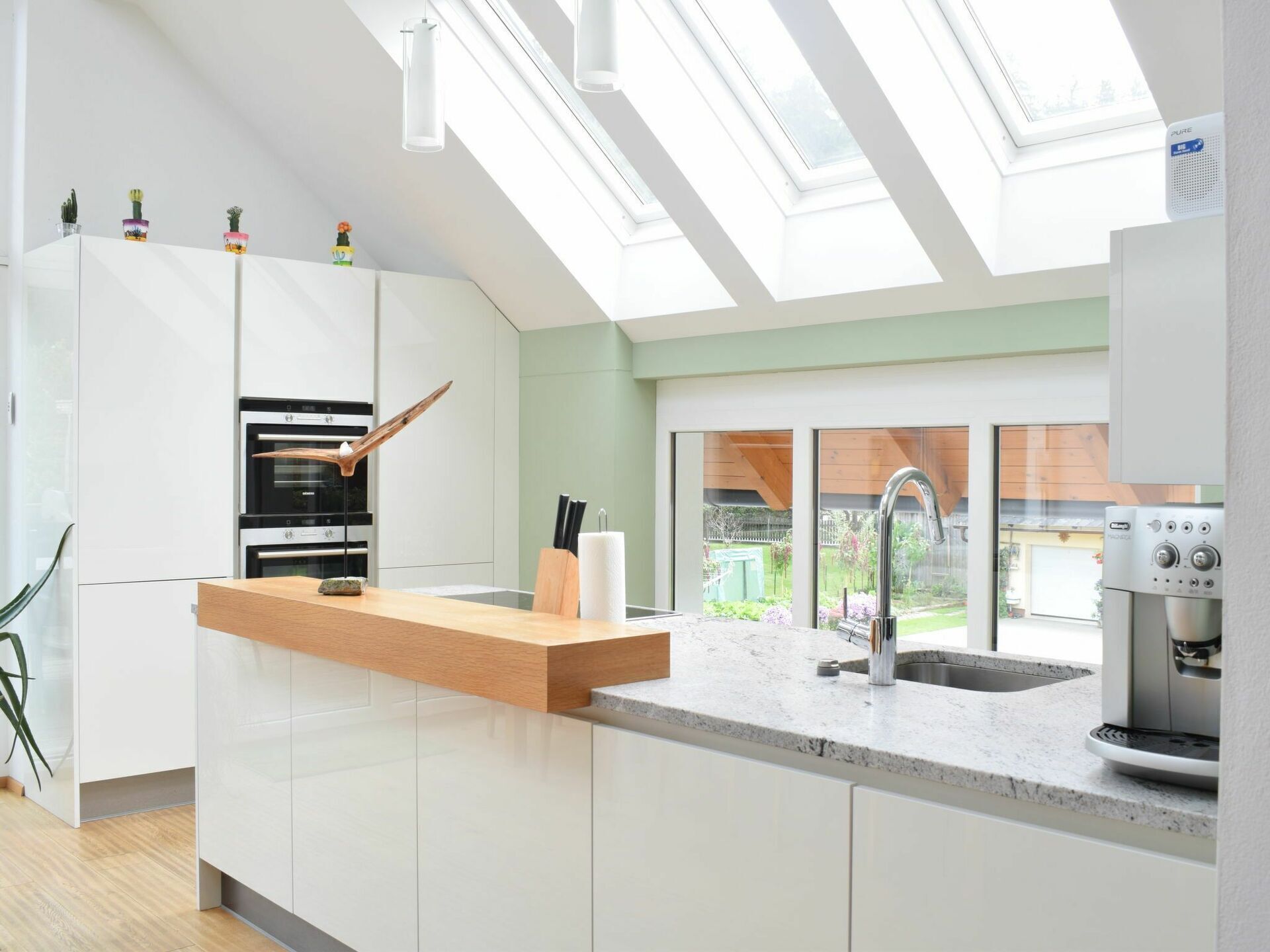 Ovn, oppvaskmaskin og høy barnestol