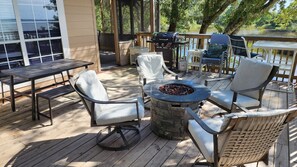 Outdoor dining - Pensacola Bay waterfront! Close to Pensacola and Navarre beach , amazing sunsets (Milton)