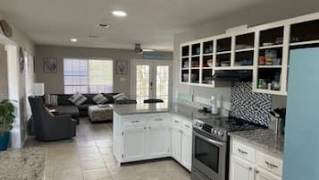 KylskÄp, mikrovÄgsugn, ugn och spishÀll