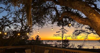 Pensacola Bay waterfront! Close to Pensacola and Navarre beach , amazing sunsets