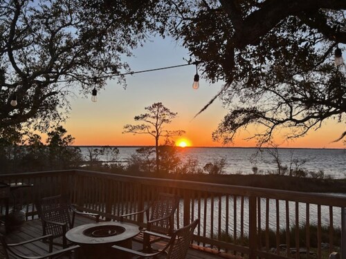 Pensacola Bay waterfront! Close to Pensacola and Navarre beach , amazing sunsets