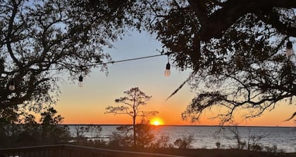 Pensacola Bay waterfront! Close to Pensacola and Navarre beach , amazing sunsets