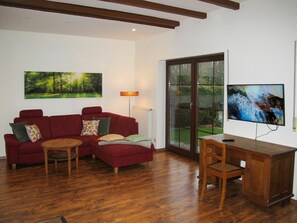 Een televisie en een open haard