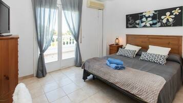 2 slaapkamers, een strijkplank/strijkijzer, reisbedje, gratis wifi