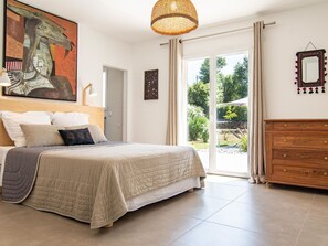 3 bedrooms, travel cot, free WiFi, bed sheets