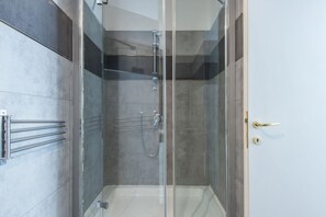 Bruser, hårtørrer, bidet