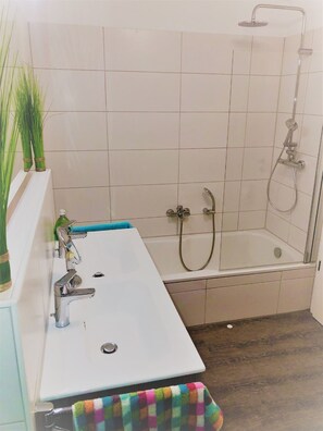 Shower, hair dryer, towels - House No. 20, Holiday home Fischerhus - Modern vacation home, fireplace, sauna, south (Wangerland)