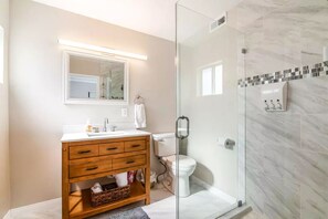 Douche, baignoire Ă jets, sĂšche-cheveux, serviettes fournies